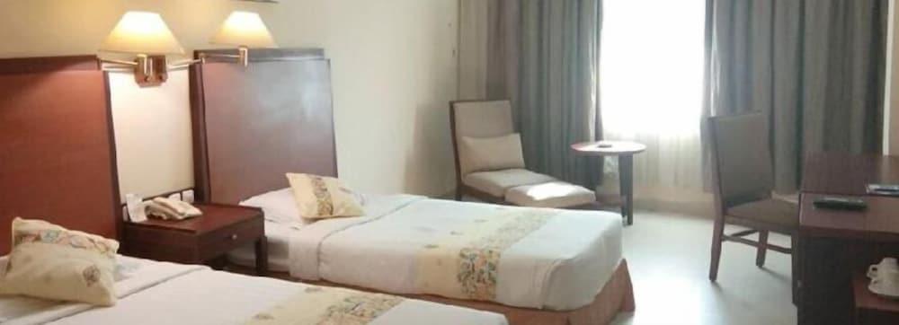 Hotel Mariat Sorong Exteriör bild