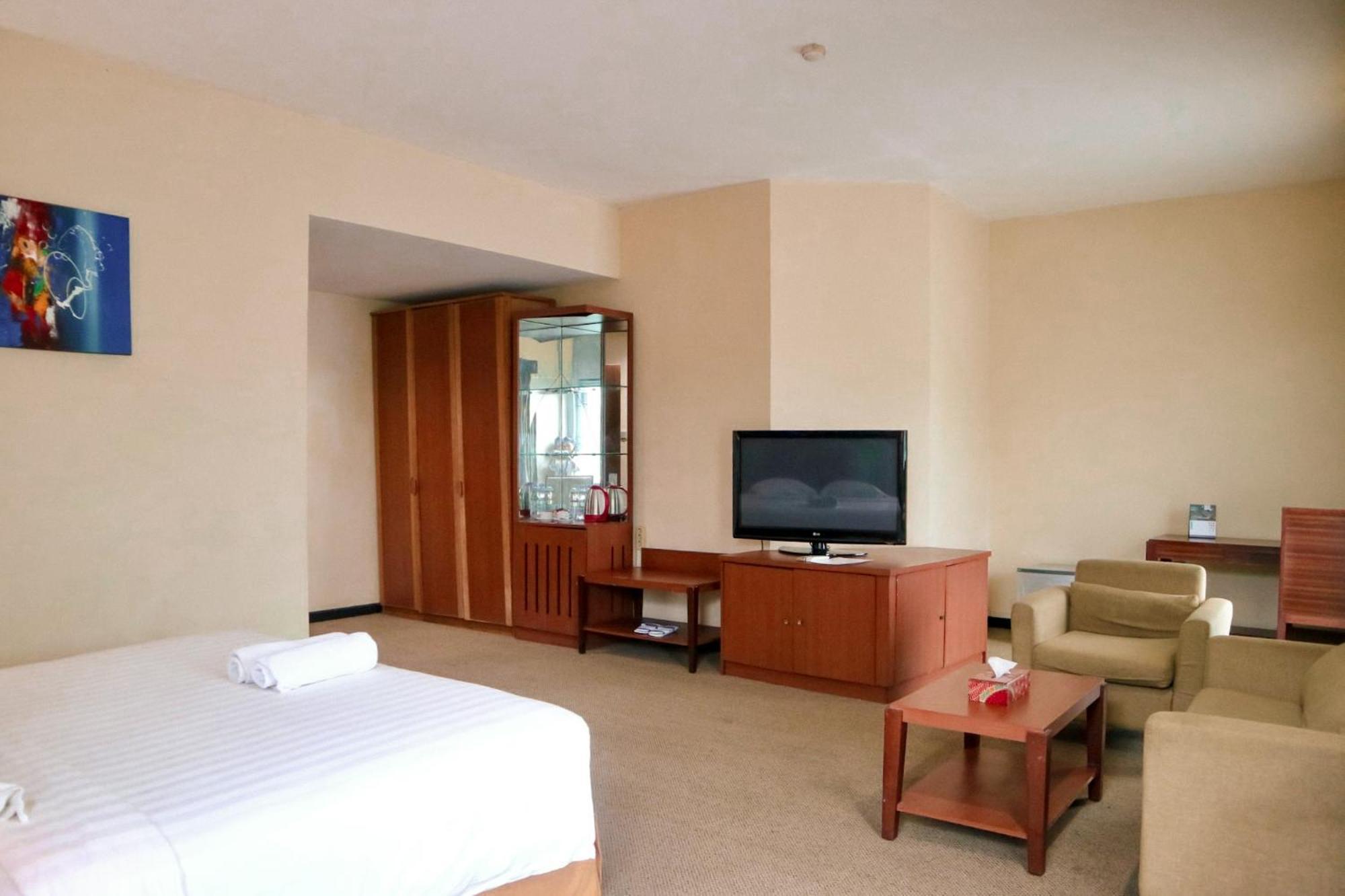 Hotel Mariat Sorong Exteriör bild