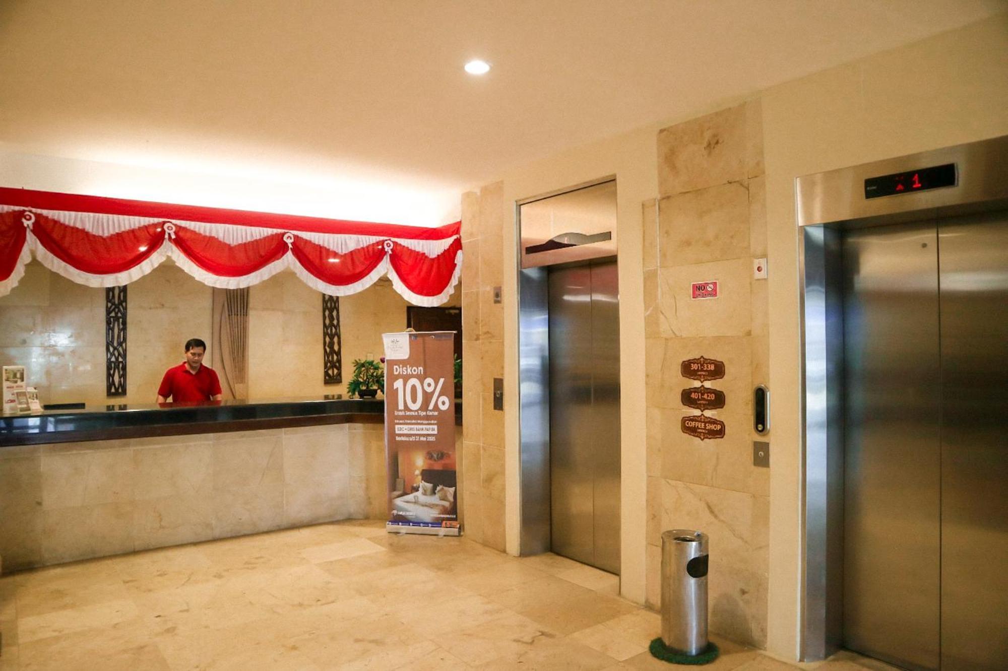Hotel Mariat Sorong Exteriör bild