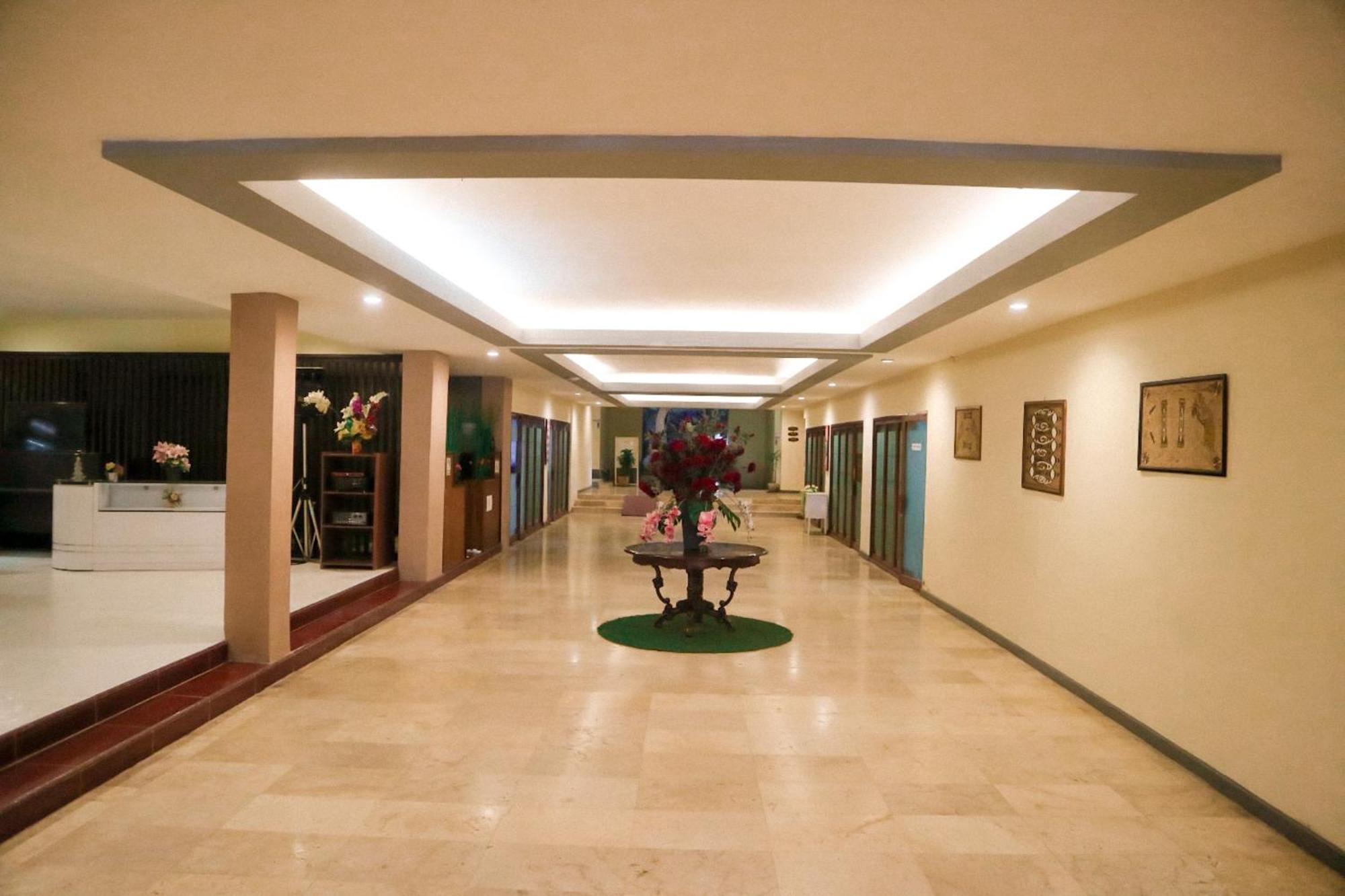 Hotel Mariat Sorong Exteriör bild