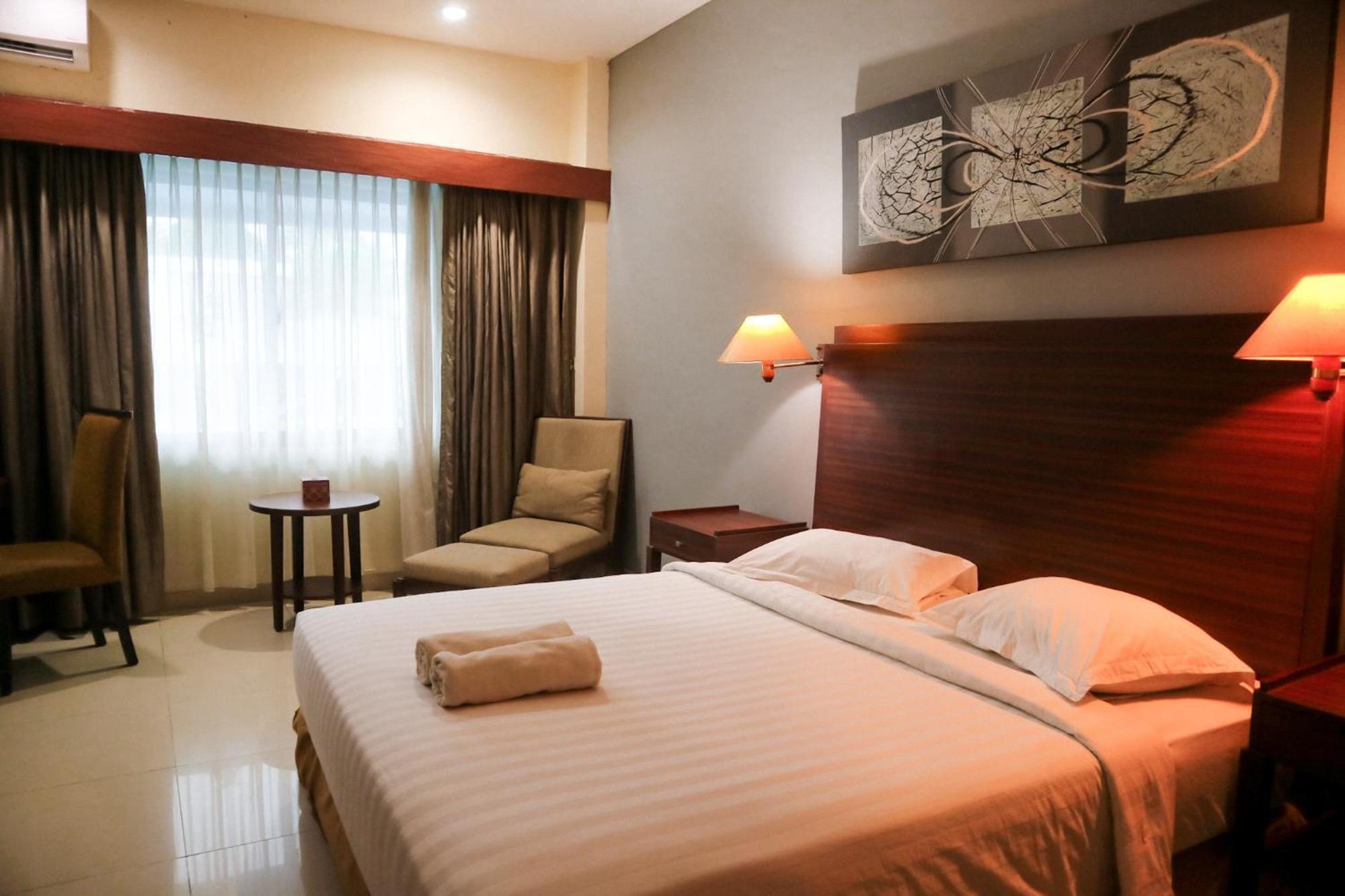 Hotel Mariat Sorong Exteriör bild