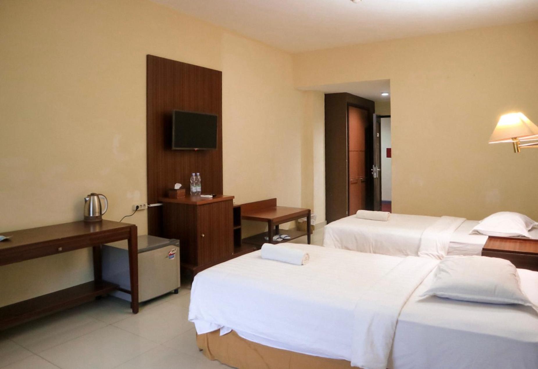 Hotel Mariat Sorong Exteriör bild