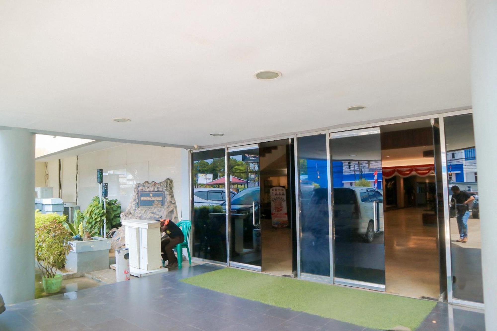 Hotel Mariat Sorong Exteriör bild