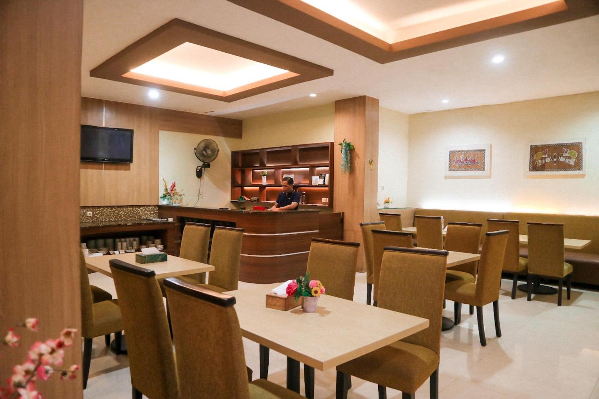 Hotel Mariat Sorong Exteriör bild