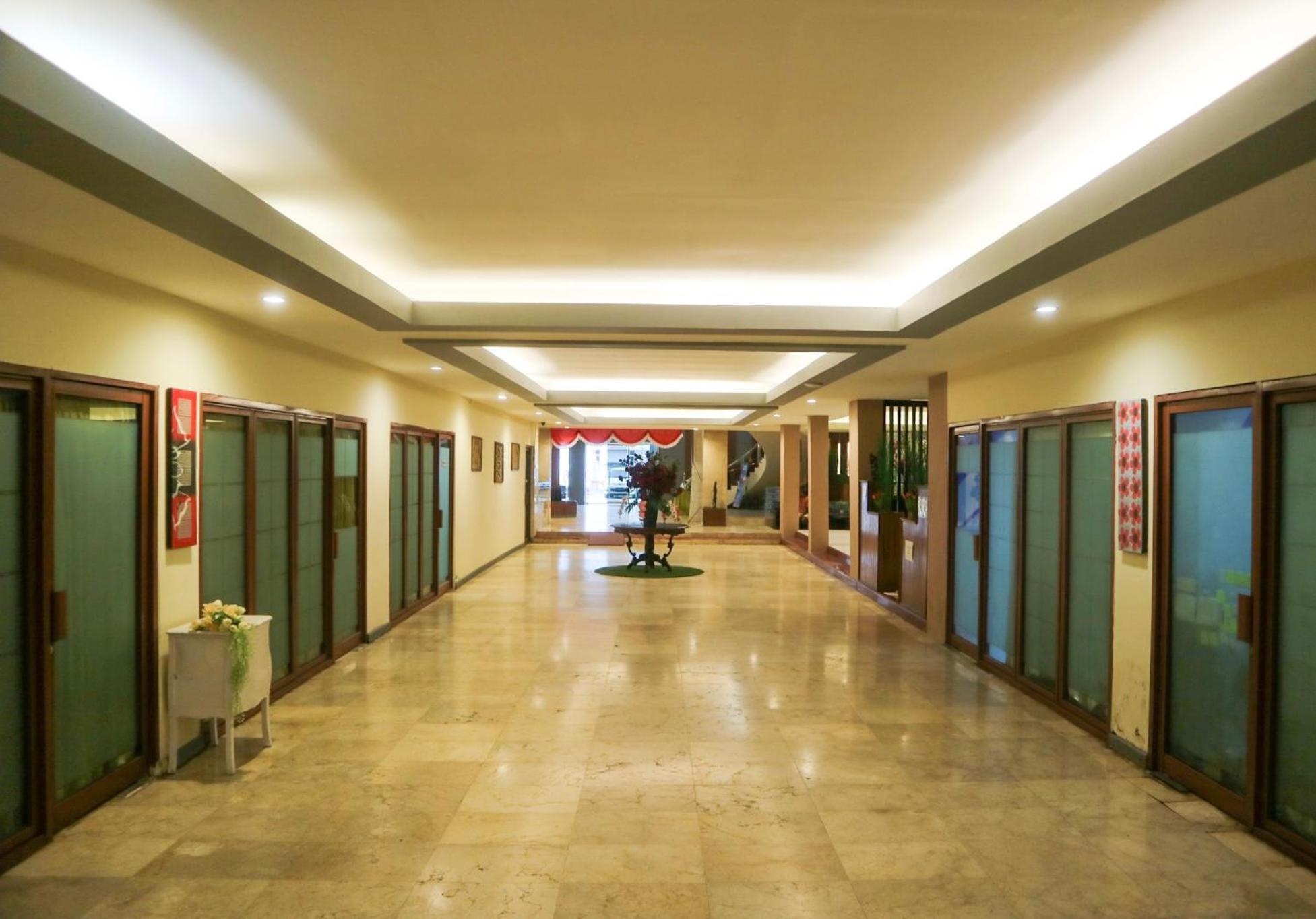 Hotel Mariat Sorong Exteriör bild